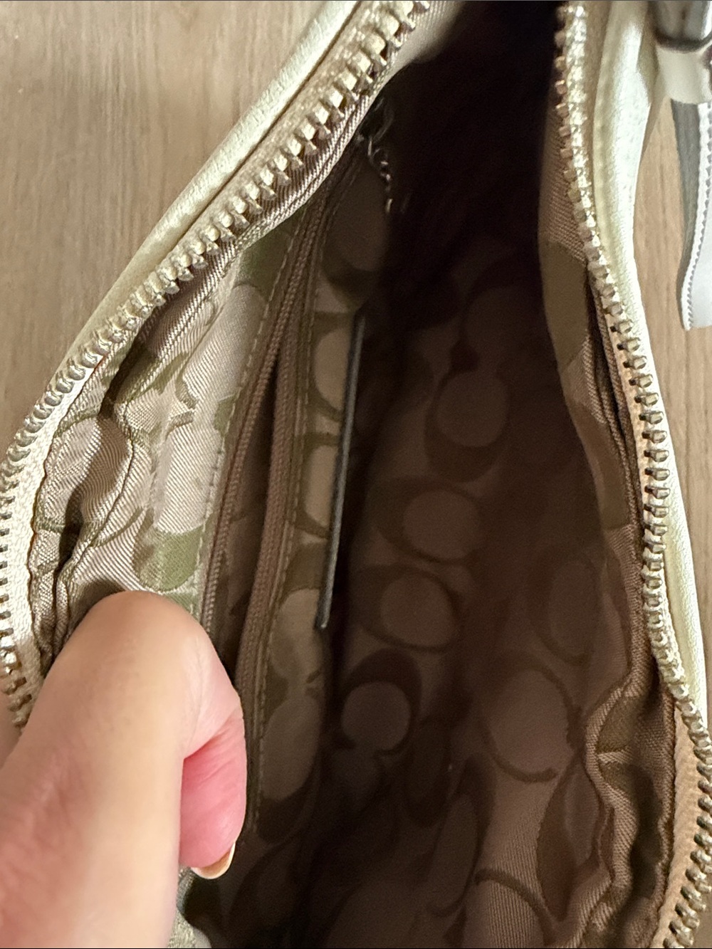 Coach Vintage White Leather Shoulder Bag - Picture 9 of 11